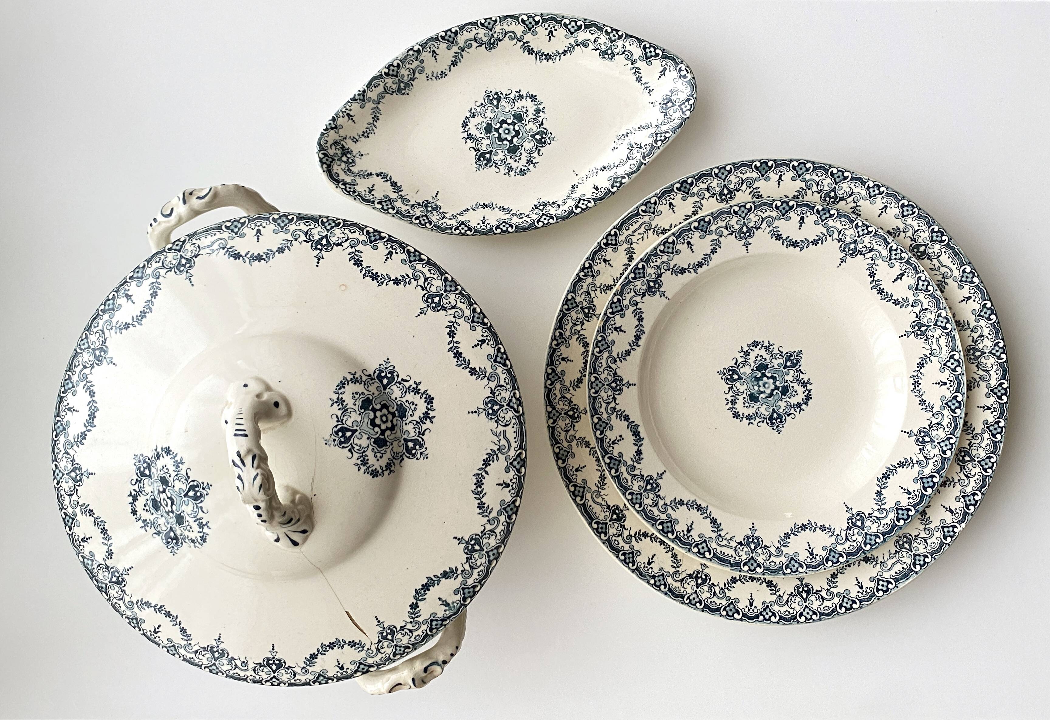 Lot of Plate, Platter, Ramier and Soup Tureen, Iron Earth, "Excelsior" service, E. Bourgeois, late 19th century