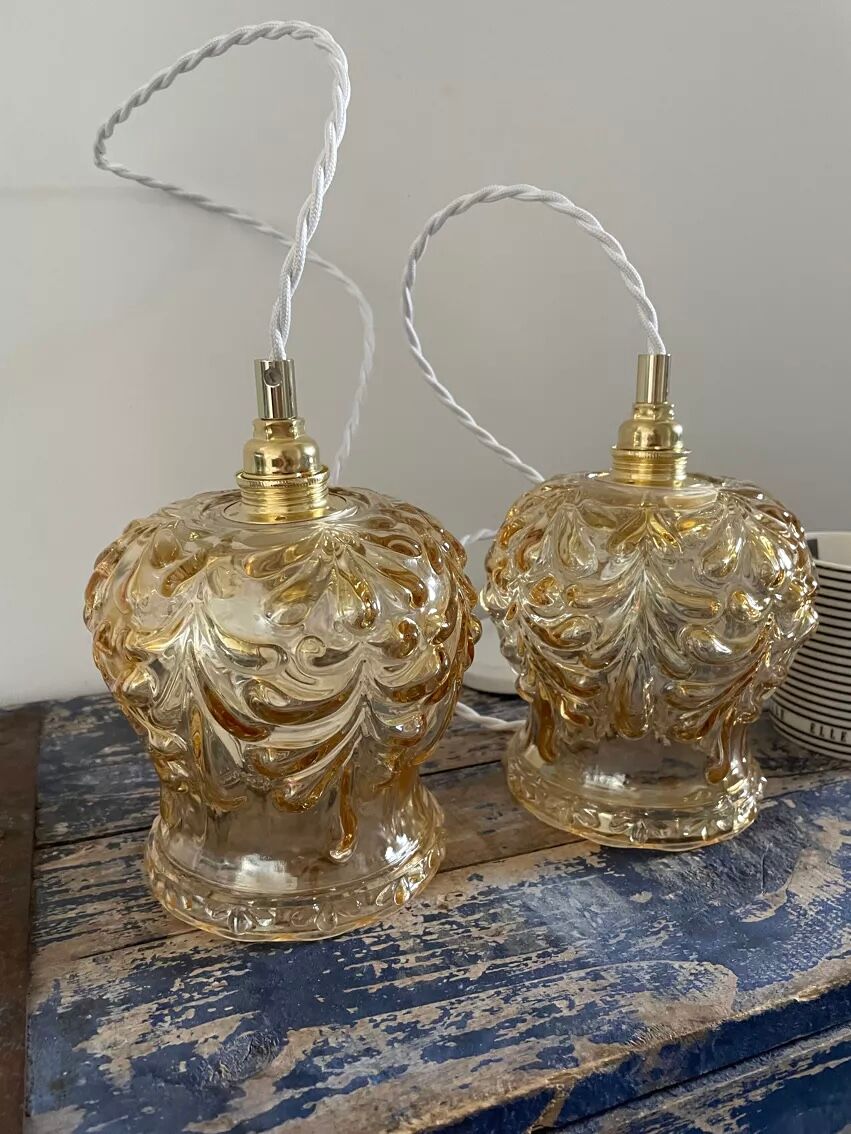 Set of two suspensions in gilded chiseled glass