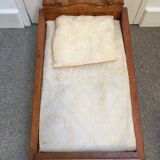 Ancien lit en bois pour poupée avec matelas et oreiller