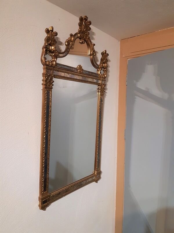 Mirror with parecloses