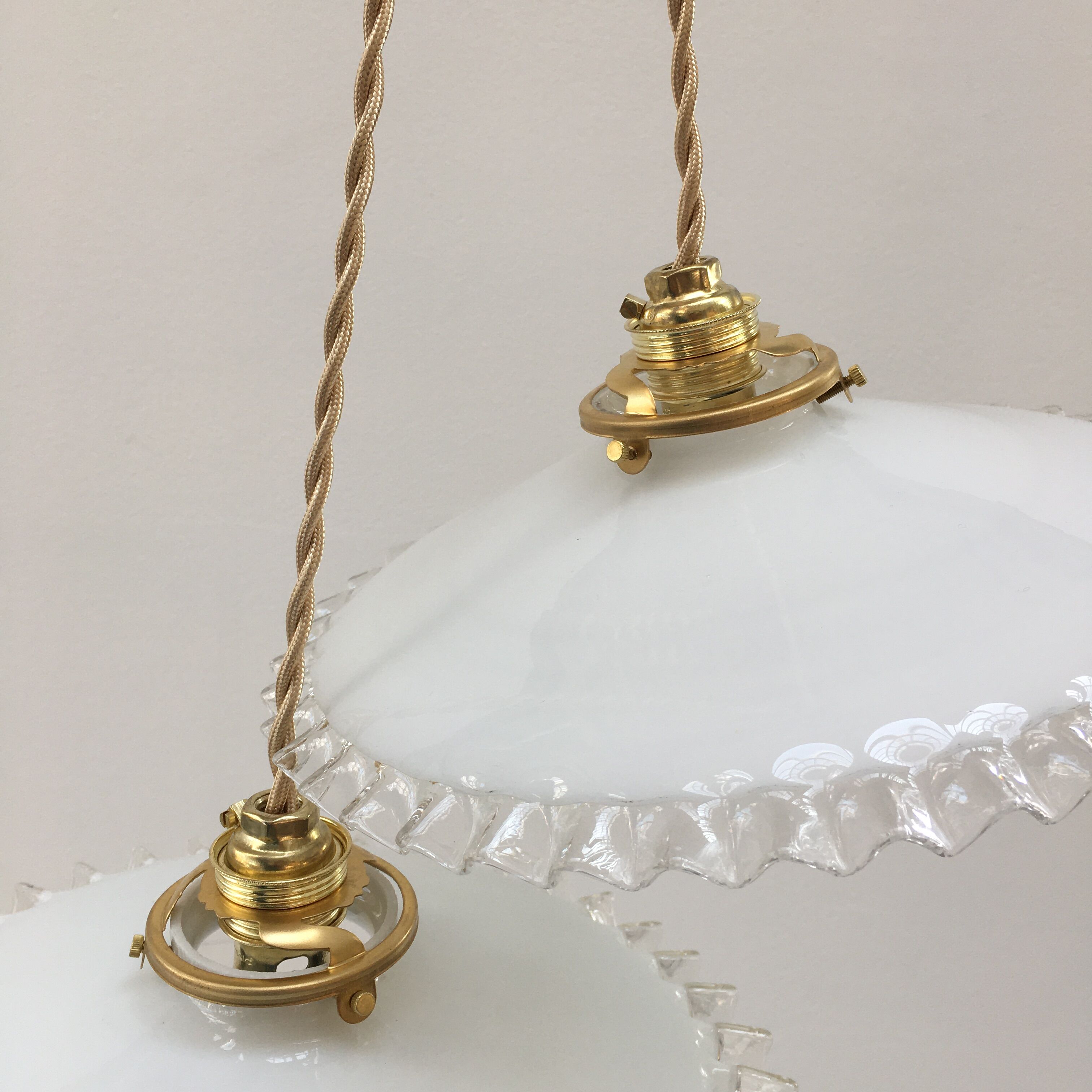 Paire de suspensions en opaline blanche et bords dentelés transparents
