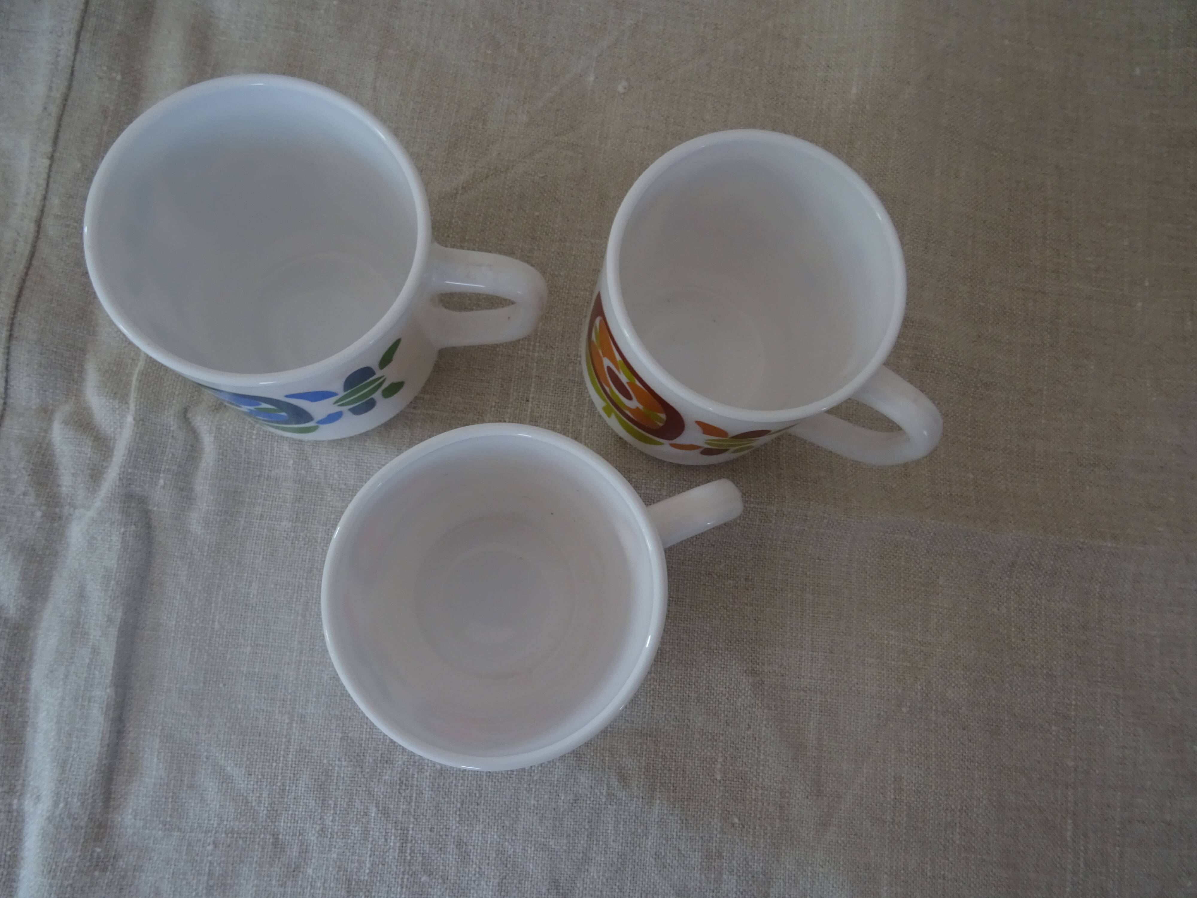 3 mugs mobil grosses fleurs Arcopal pub bleu  orange  ocre collection vintage