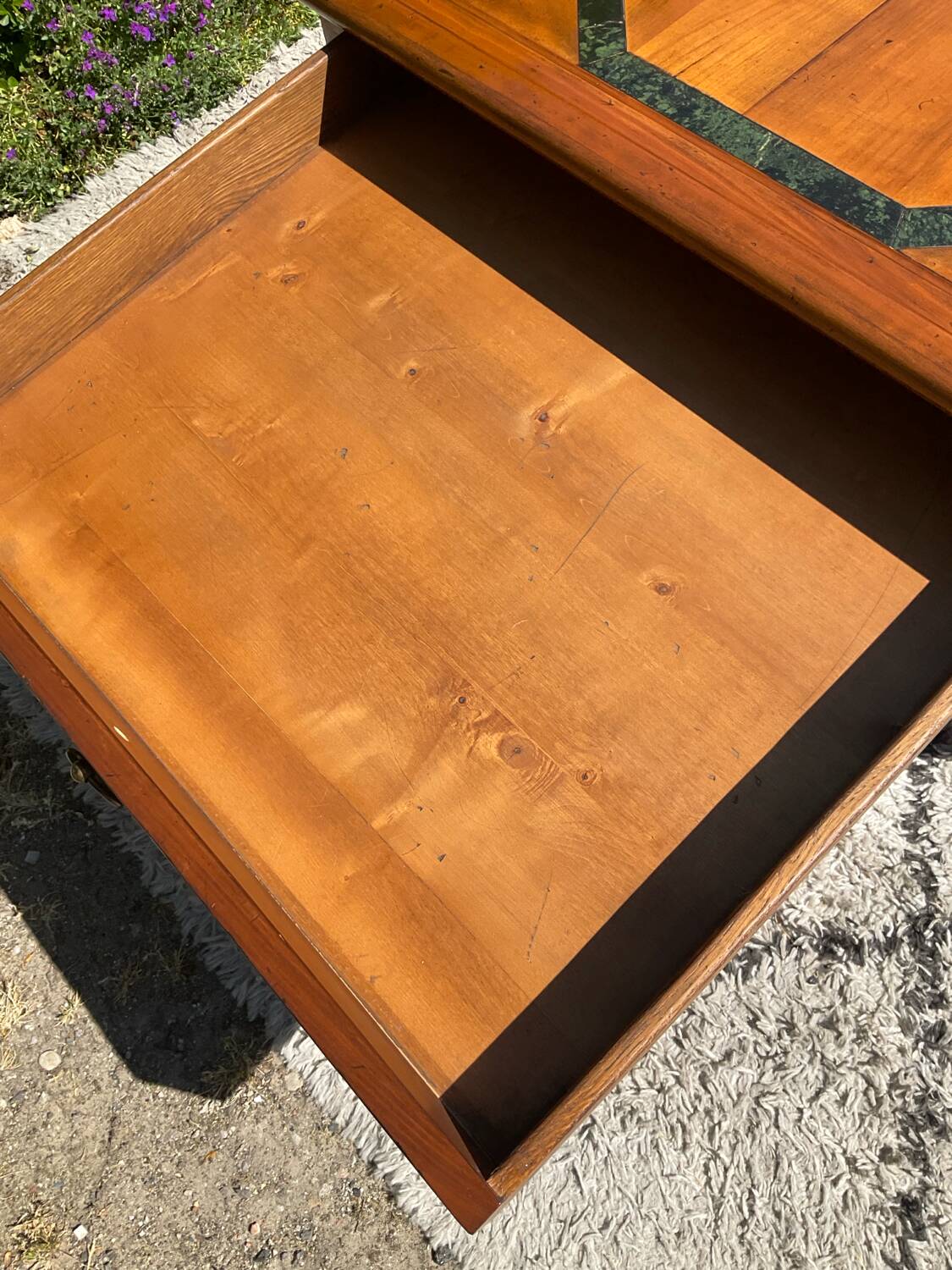 Tale basse vintage en bois massif et marqueterie de marbre