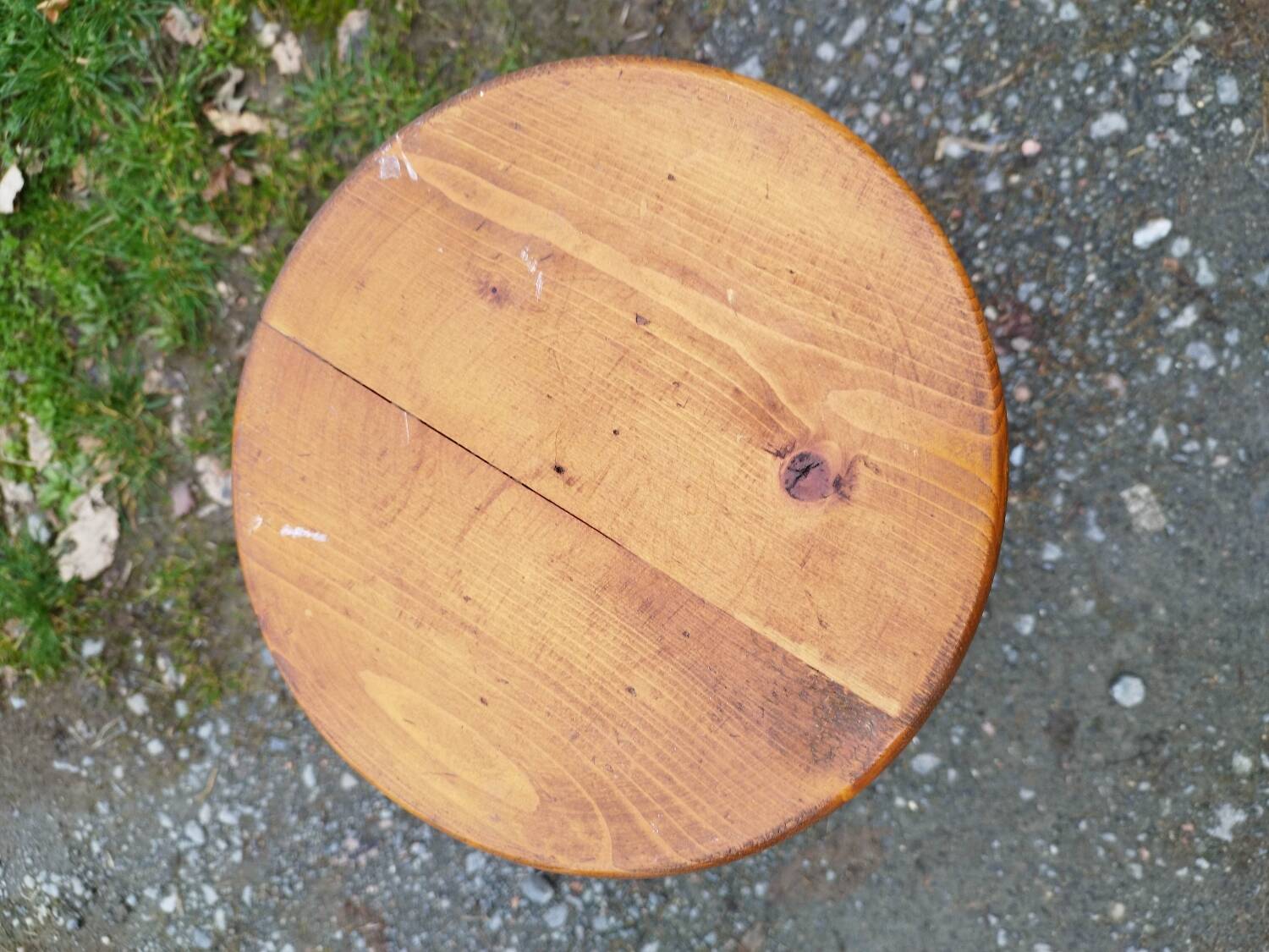 Round screw stool