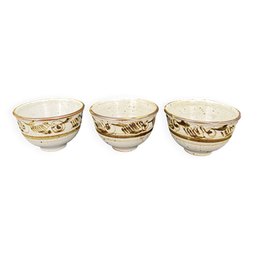 Trio of white speckled glazed stoneware bowls, gestural brown decoration – signed