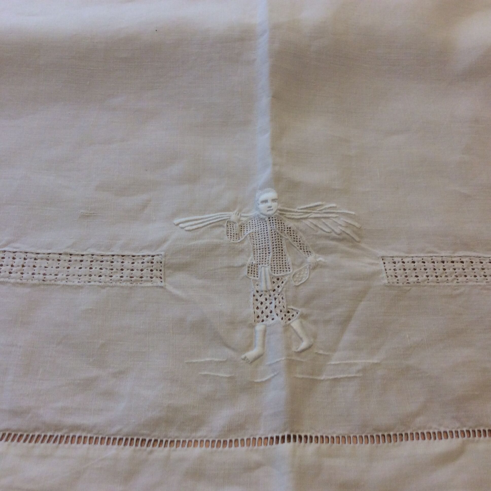 Large tablecloth and 12 hand-embroidered towels - vintage