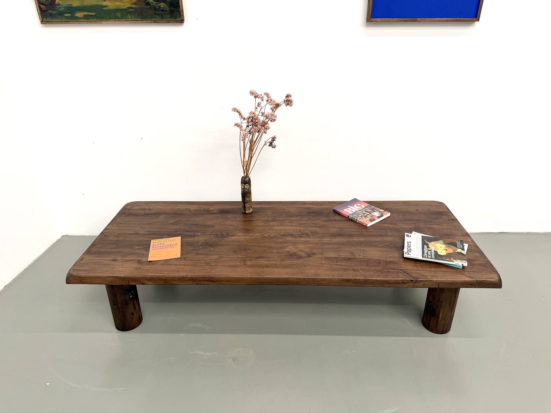 Modernist coffee table in solid elm, cylindrical pine base, 1970s.