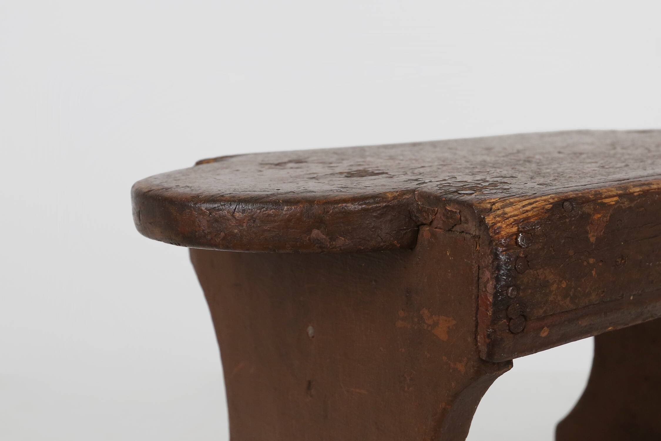 Tabouret bas rustique français en bois peint, vers 1900