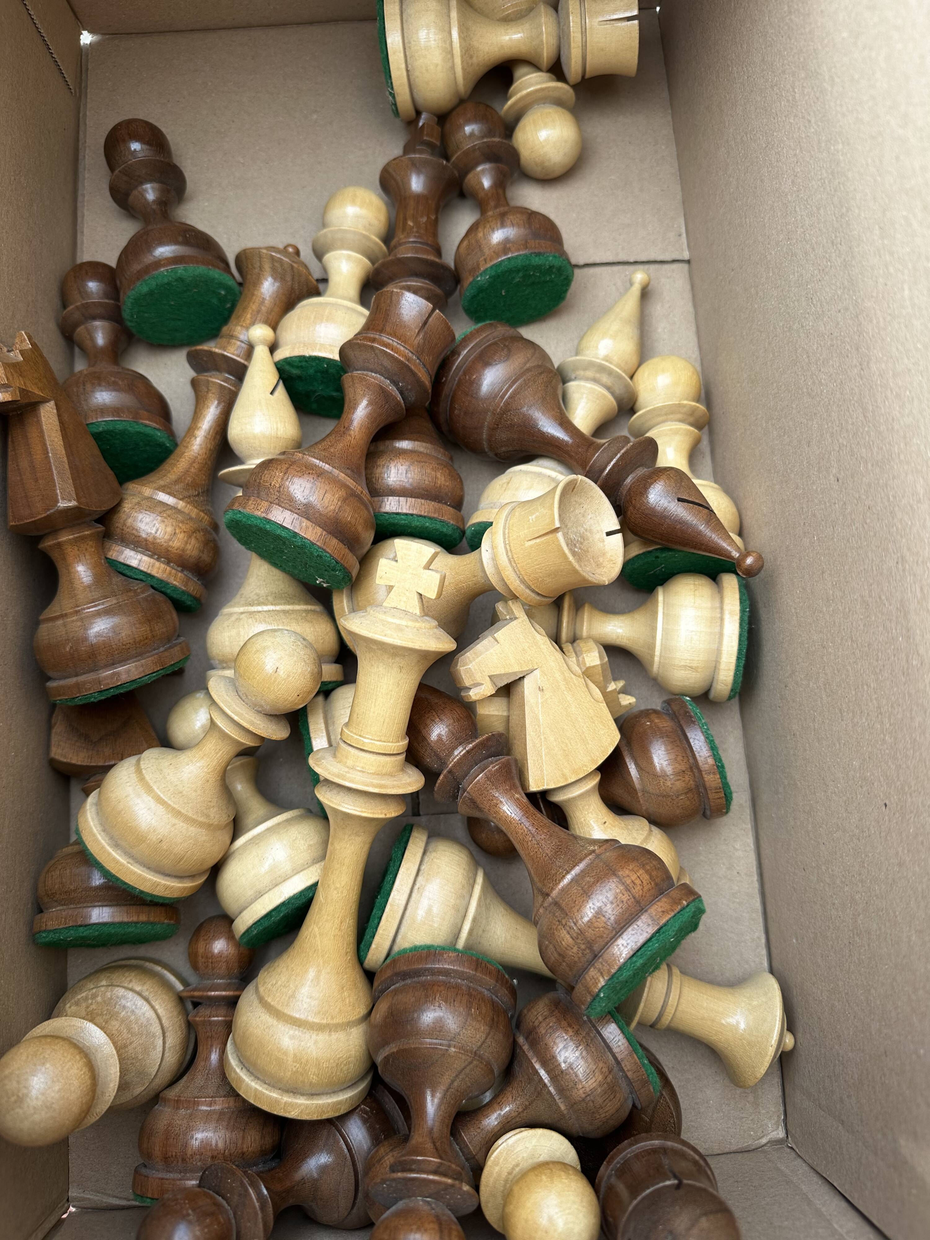 32 Staunton chess pieces in turned boxwood