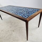 Table basse en palissandre et céramique bleue