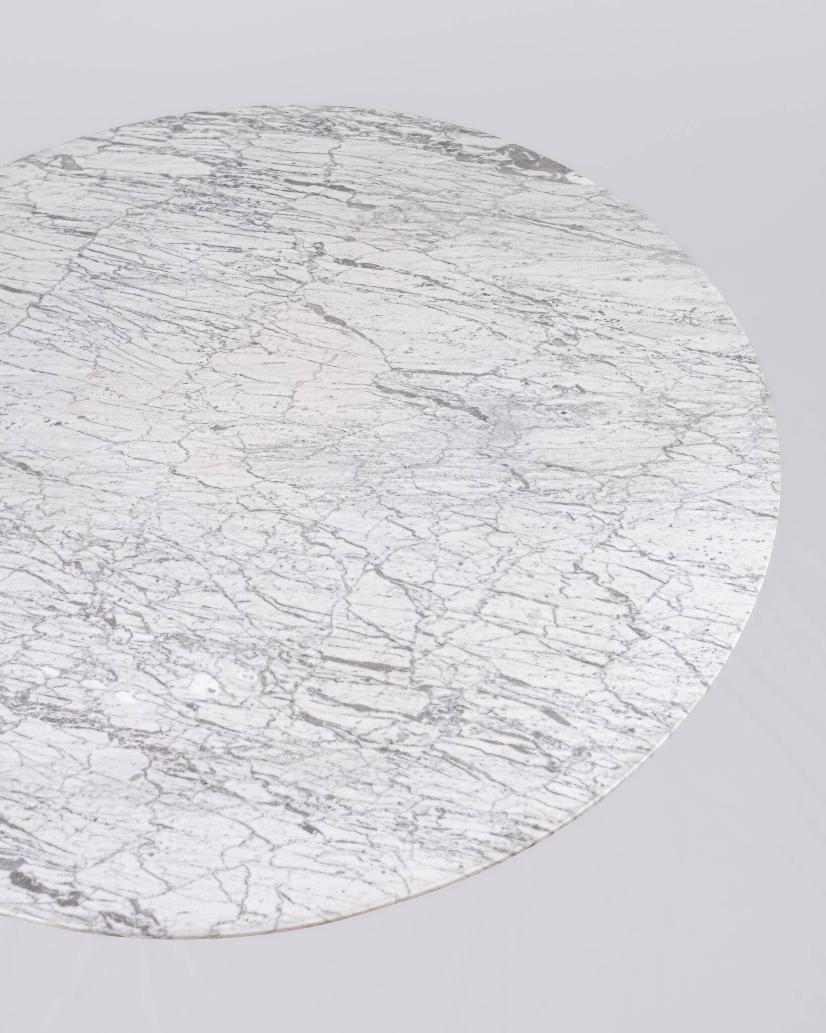Round marble dining table, made in France, 1970-80.