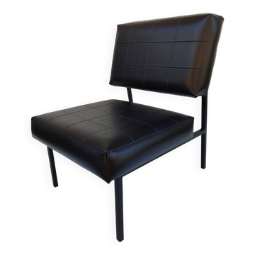 Fauteuil chauffeuse moderniste en skaï noir et métal – Années 1960