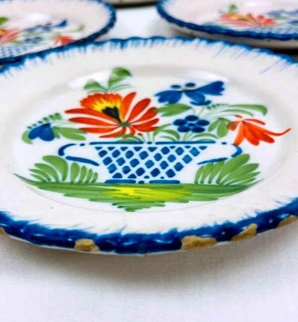 Ensemble de 6 assiettes anciennes Auvillar – décor corbeille fleurie polychrome