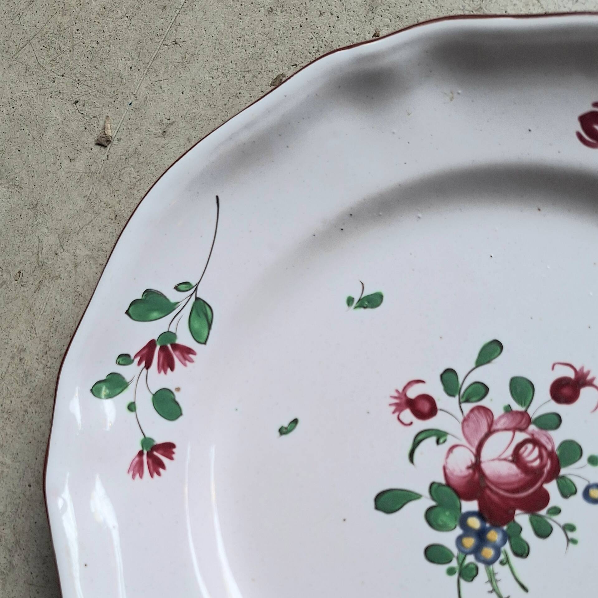 Hand-painted faience plate from the east of France, 18th century.