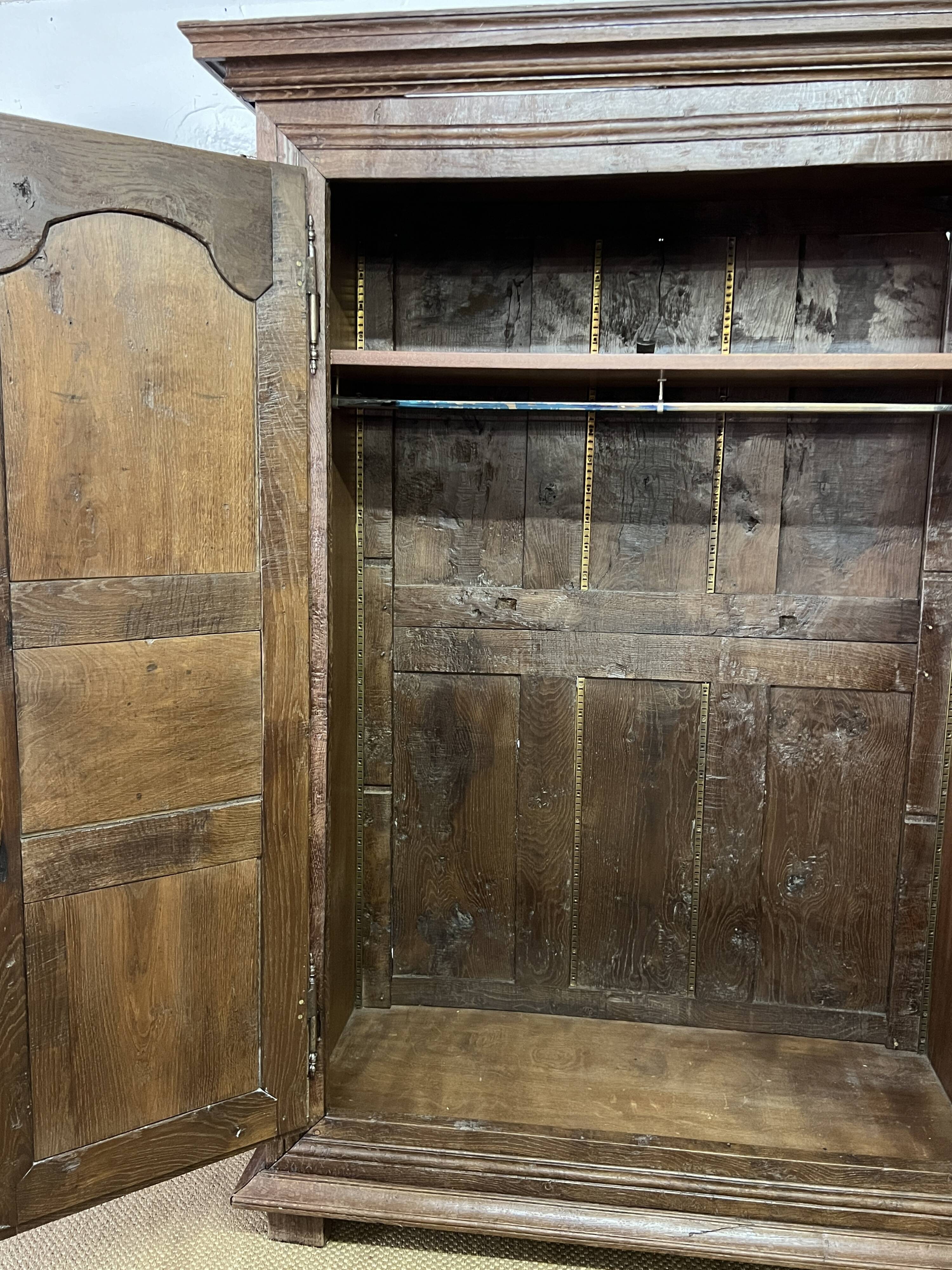 Armoire Louis XV en bois sculpté du XVIIIè siècle