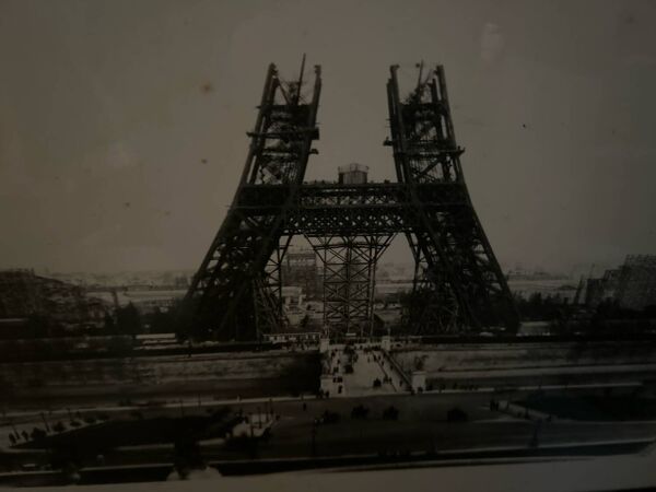 Deux photos de la Tour Eiffel en construction