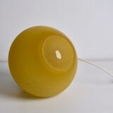 lampe en opaline sablée jaune de melarti