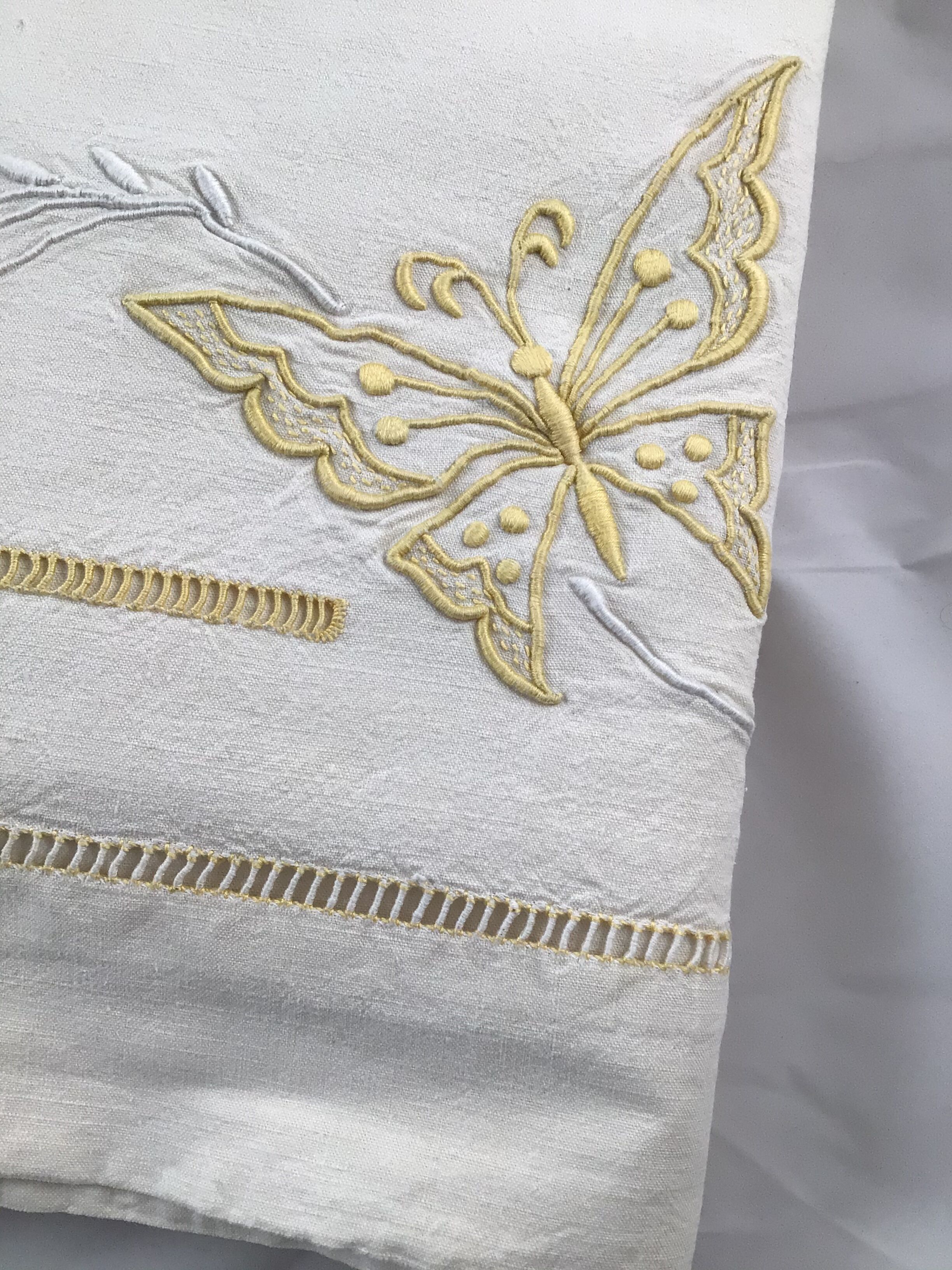 2-seater drap embroidered JP butterflies and yellow days.