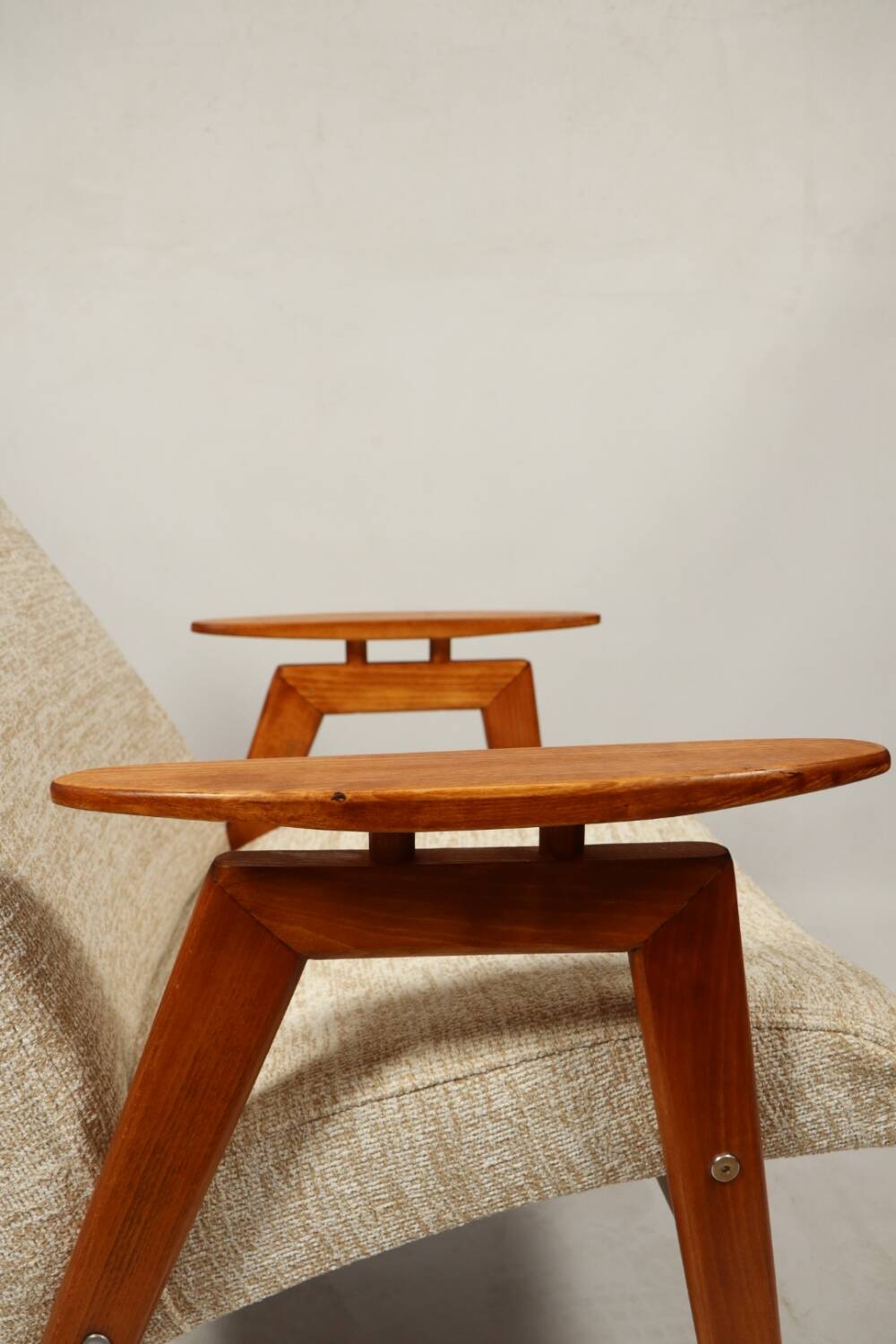 Fauteuil vintage moderne design par J.Smidek blanc beige revêtement bois naturel