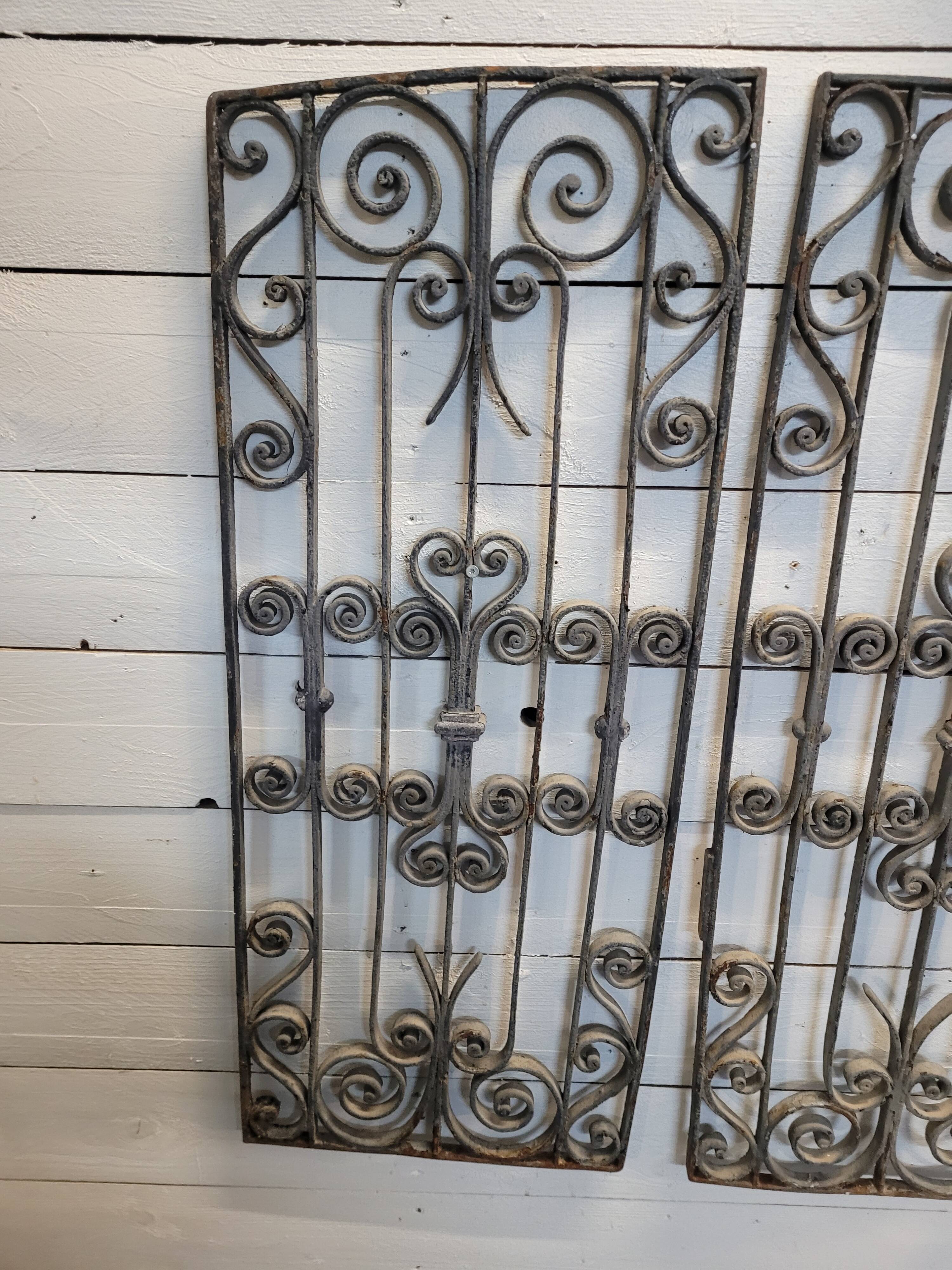 Ancienne paire de grilles en fer forgé