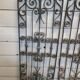 Ancienne paire de grilles en fer forgé