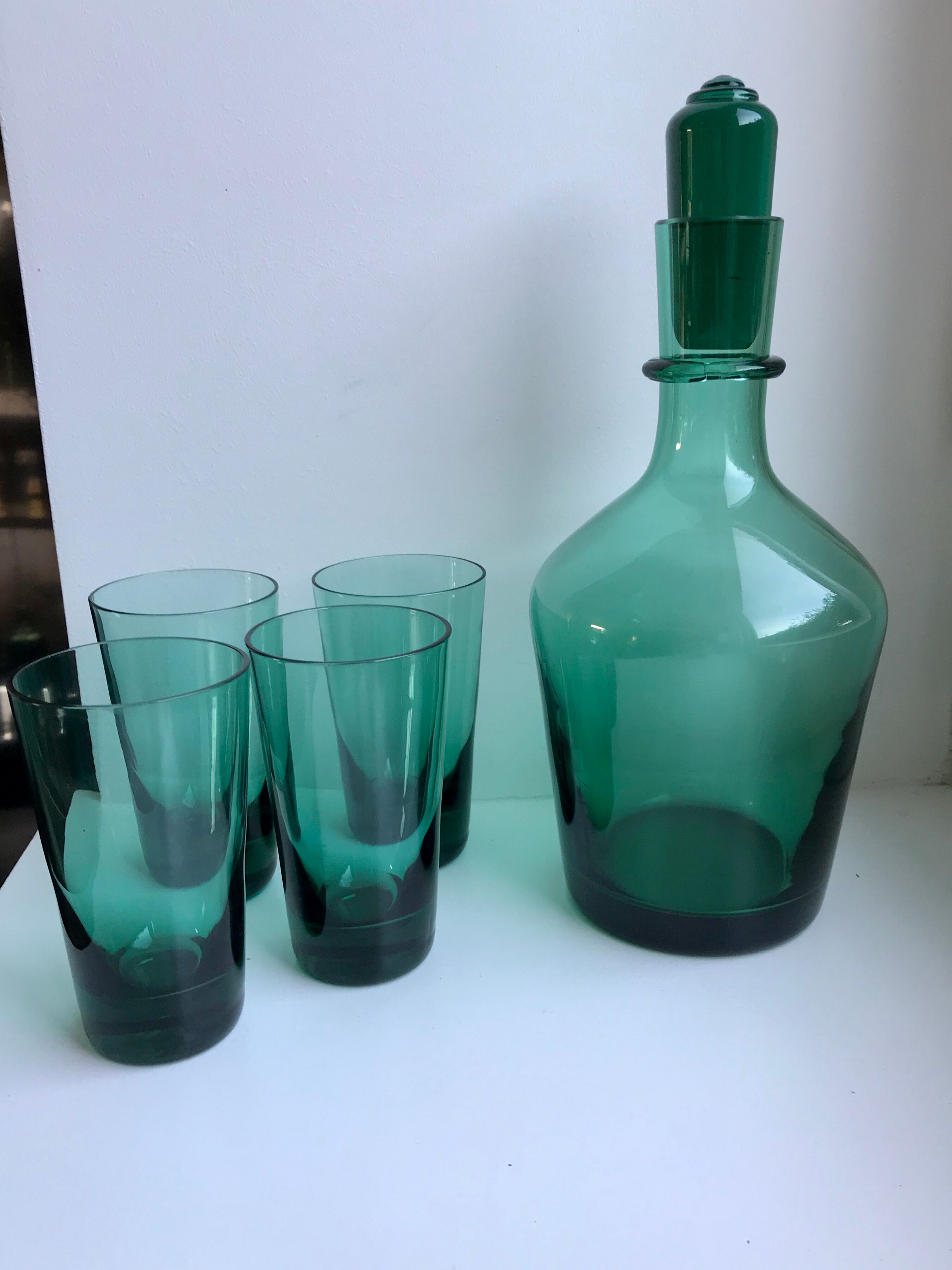 Set of a decanter and 4 design glasses in green glass 70s