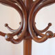 Porte-manteau perroquet de la marque Thonet