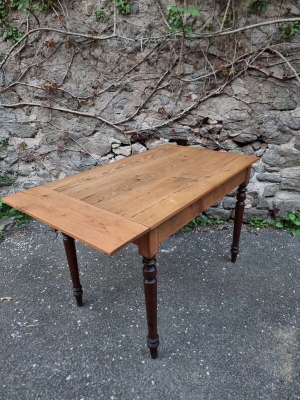 Table vintage en pin avec rallonge abattante et pieds tournés en hêtre, France, années 1930