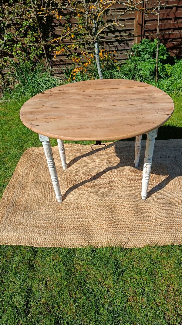 Table ronde ancienne en noyer patiné – plateau bois massif poncé