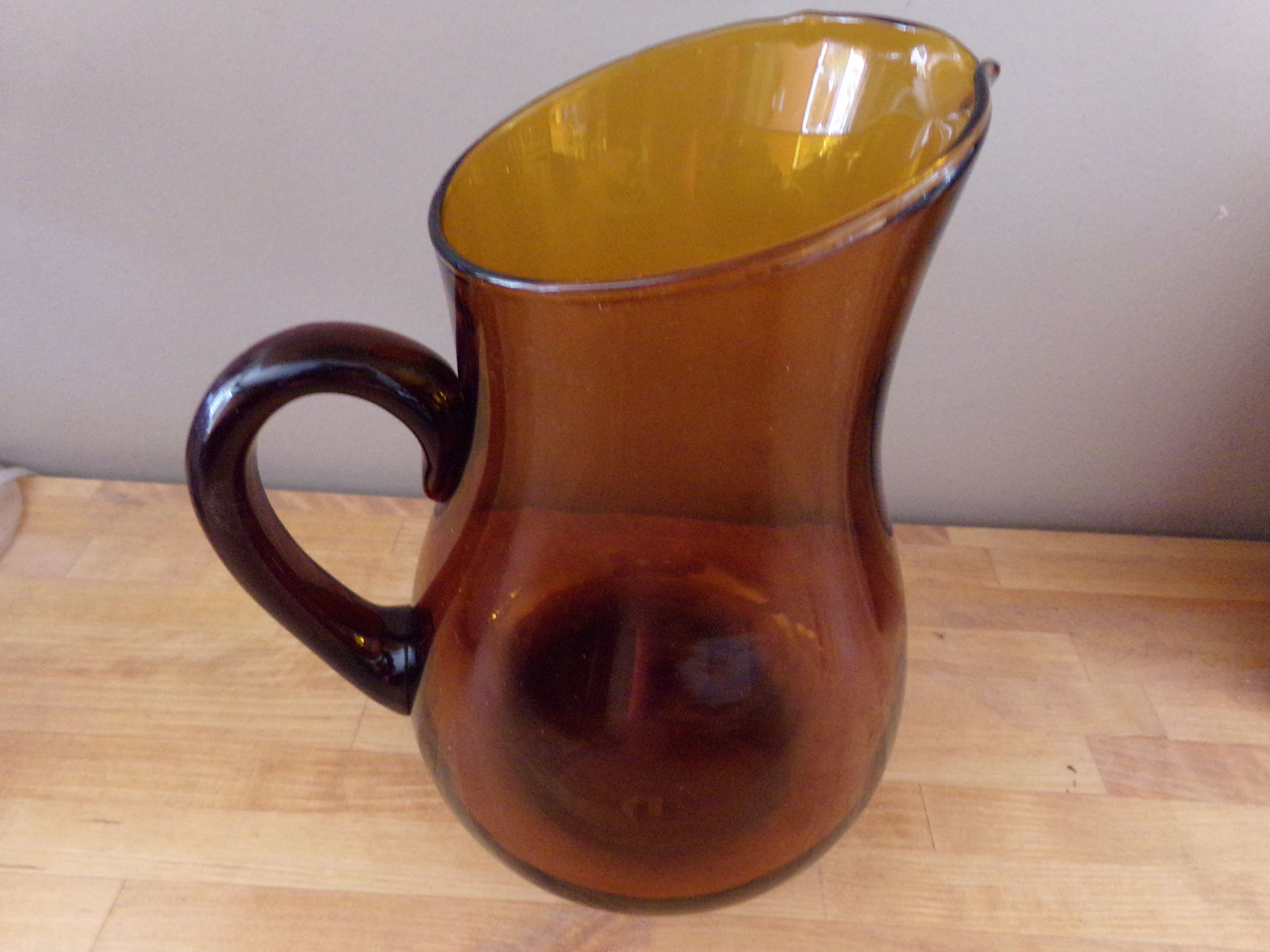 Carafe en verre couleur ambré