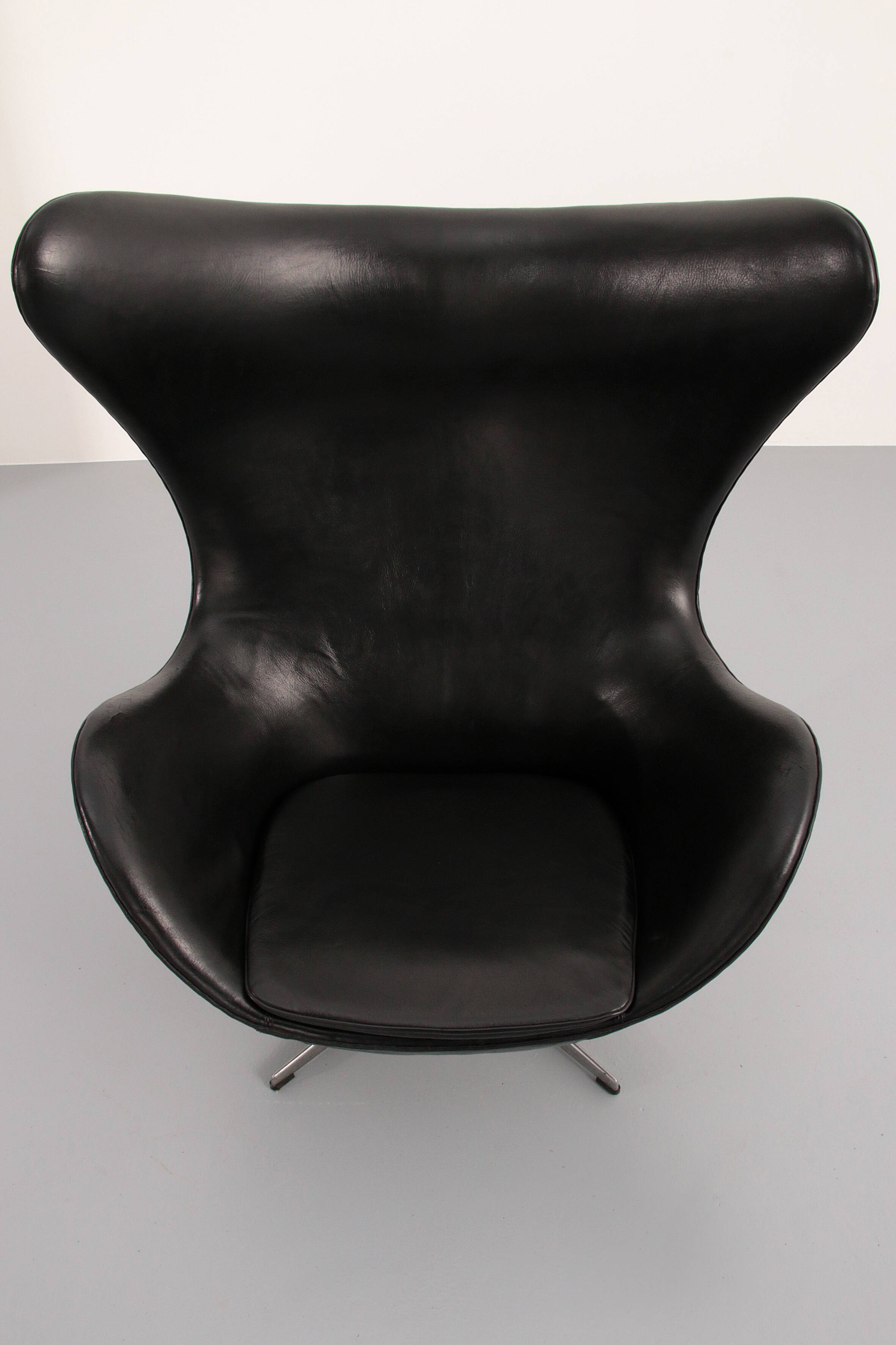 The Egg Chair – Arne Jacobsen, Denmark, 1960 – Black Leather by Fritz Hansen