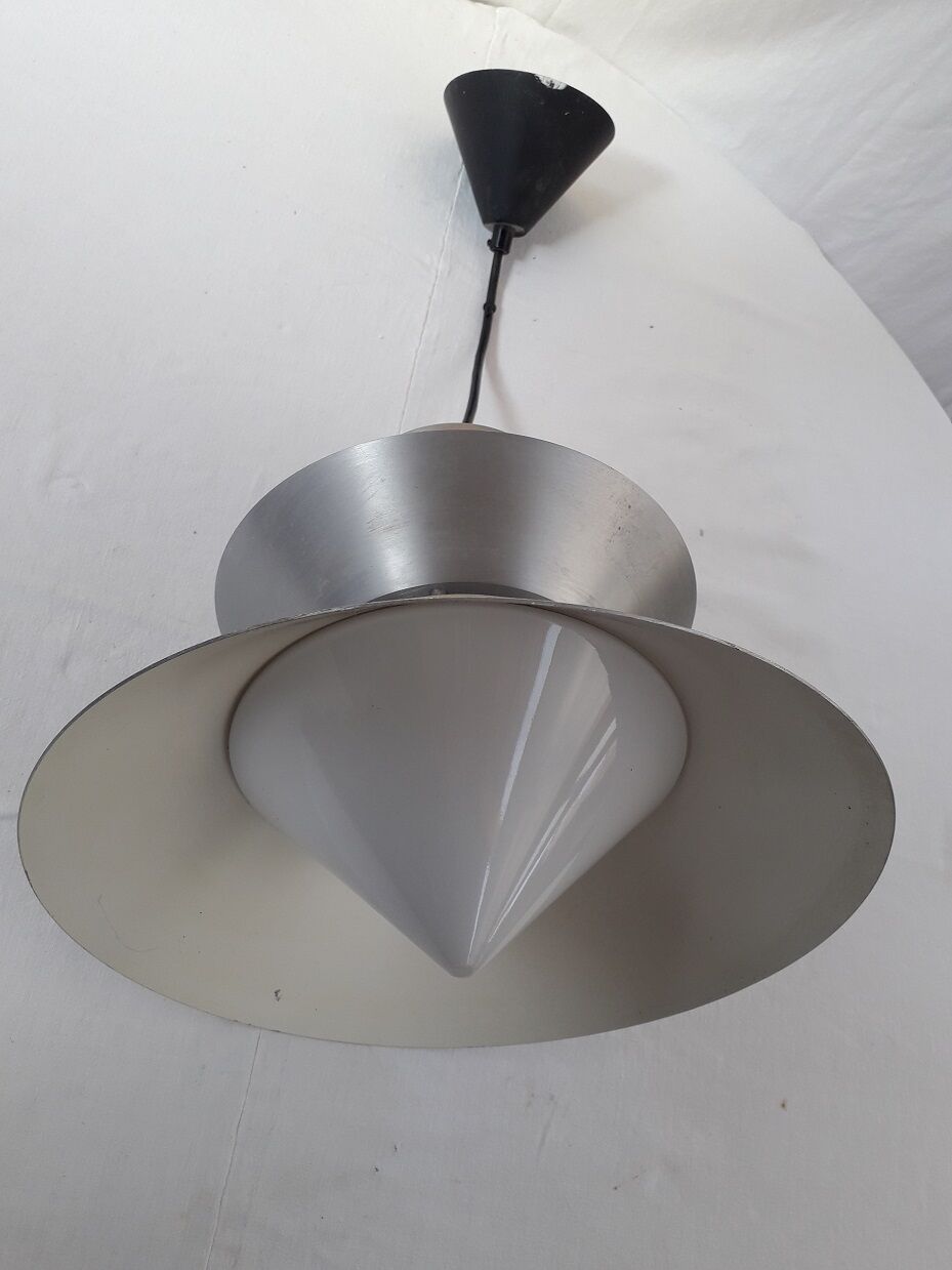Metal and opaline suspension