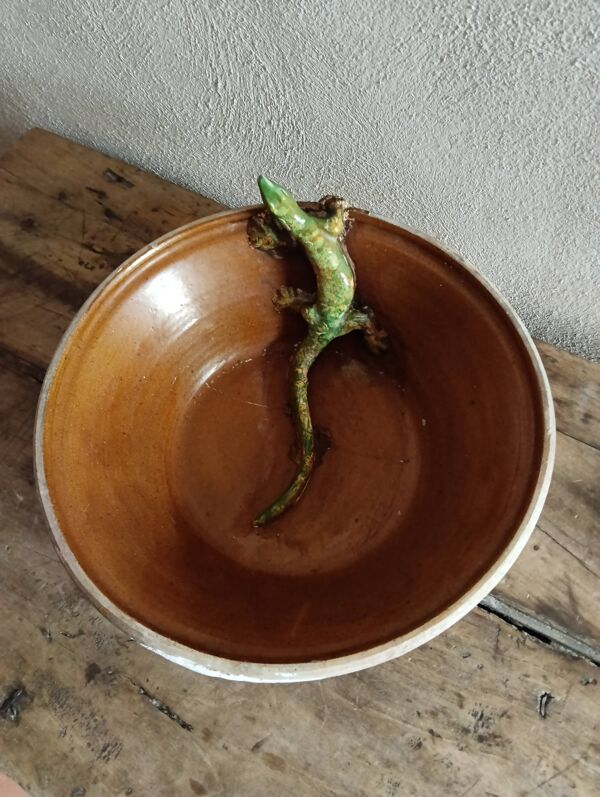 Coupe/vasque en terre cuite vermissee a decor lezard salamandre