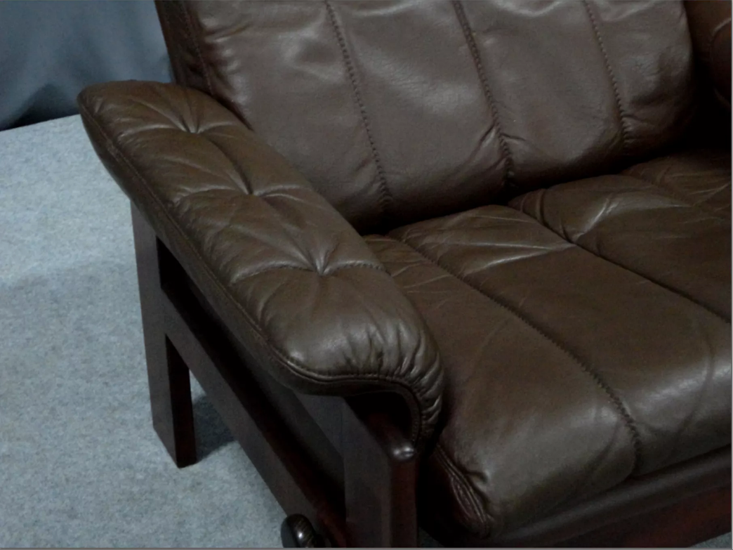Pair of armchairs and ottoman in leather, 1970