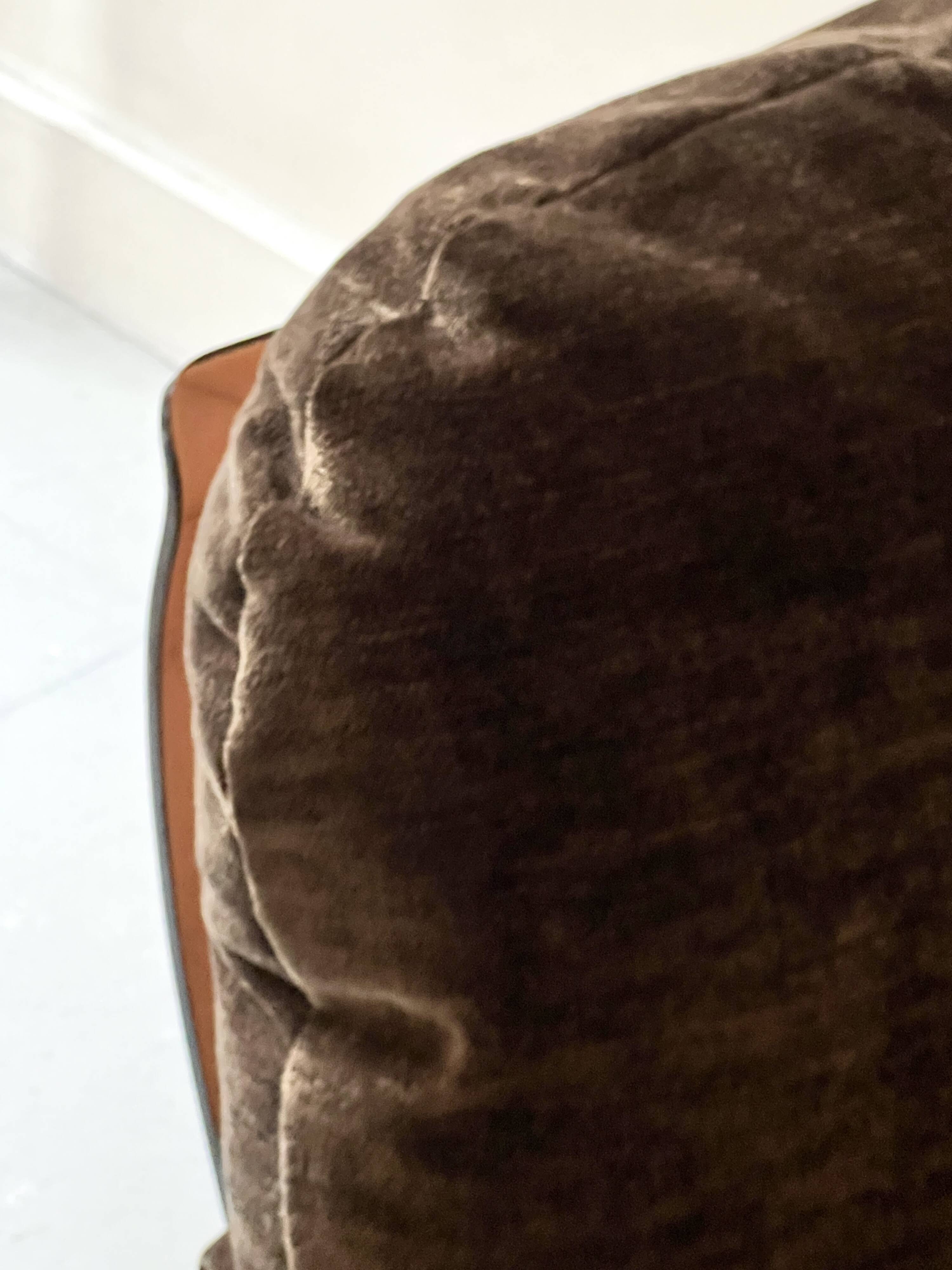 Chauffeuse Marsala en plexiglas fumé & velours ras marron, Ligne roset 1970