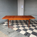 Extendable teak table