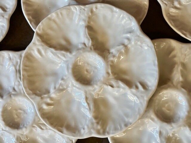 Set of 8 ceramic oyster plates, barbotine, white Gien.