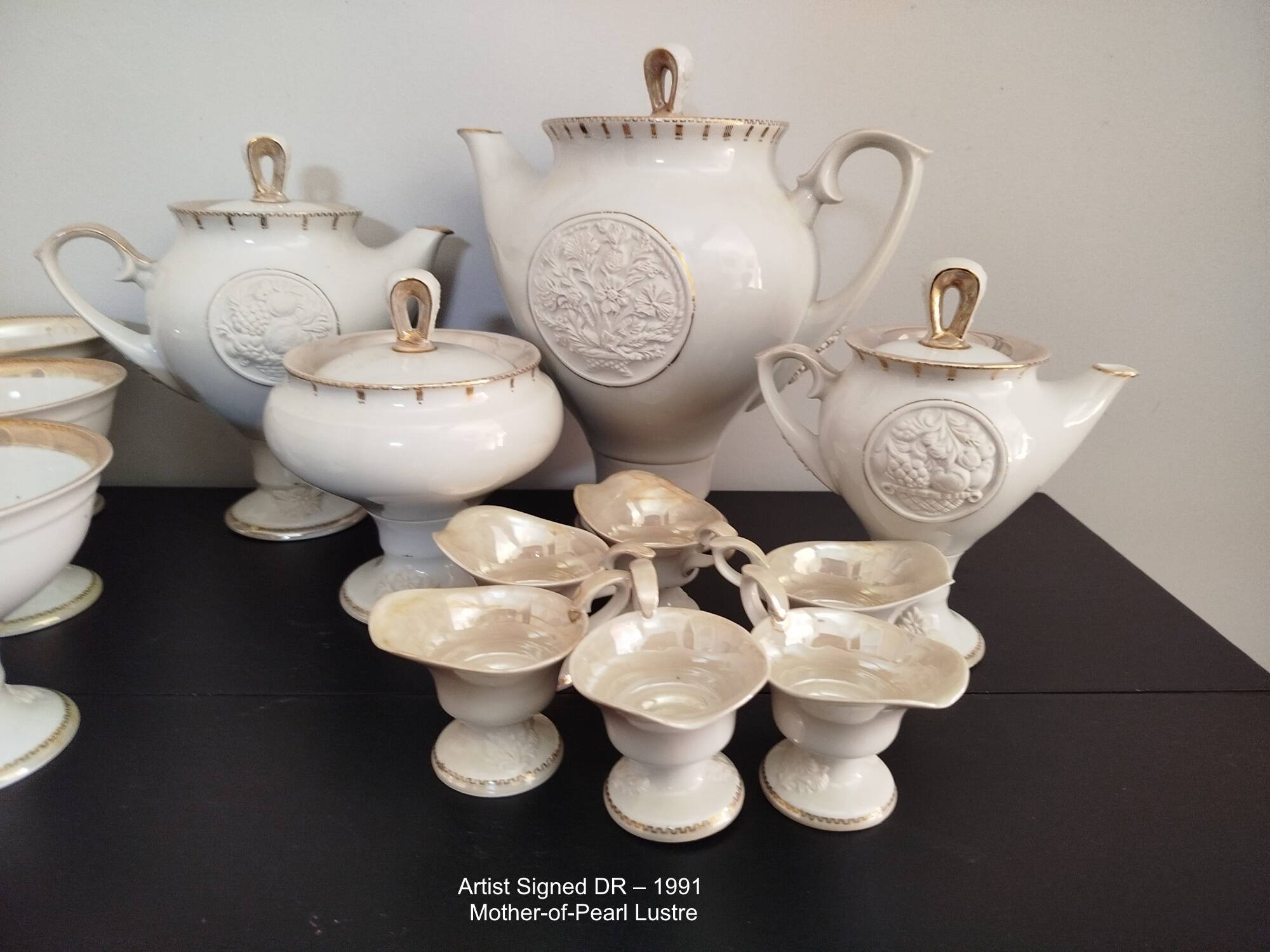 Service en porcelaine d’art relief 16 pièces signé DR – 1991 design studio