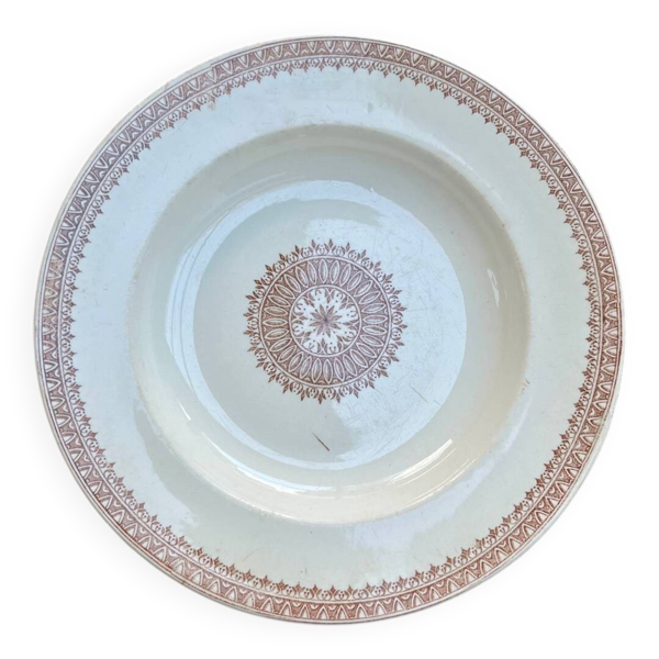 8 assiettes en terre de fer