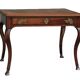 Bureau en noyer d'époque Louis XV à pied biche