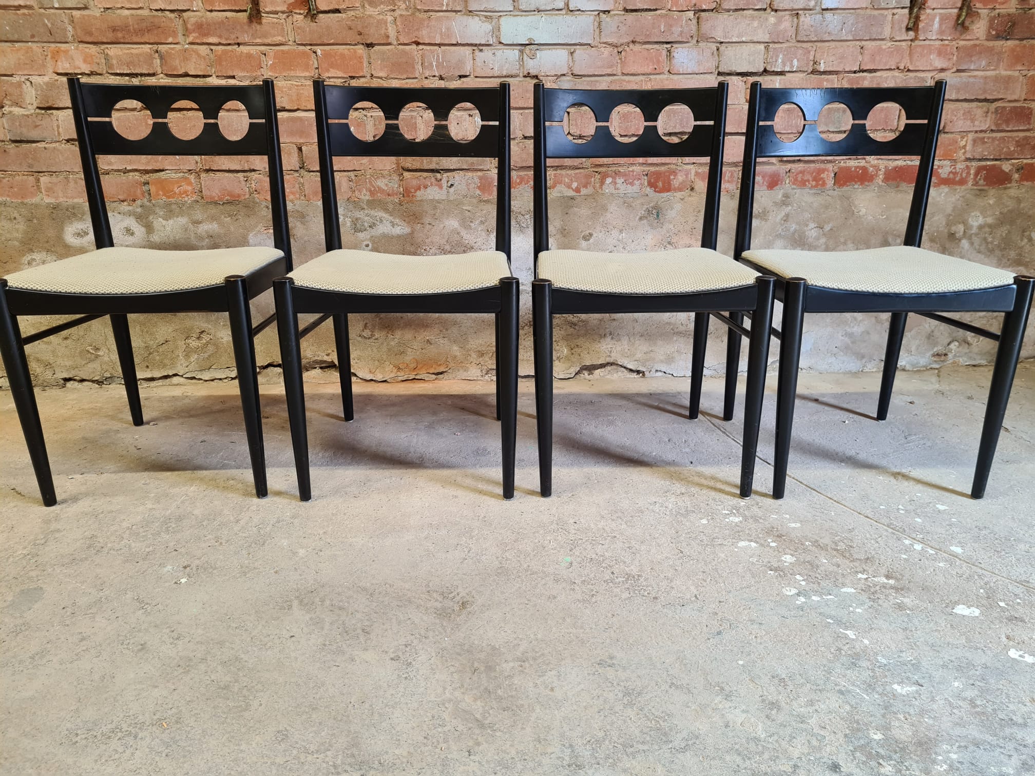 4 vintage wooden chairs 70"