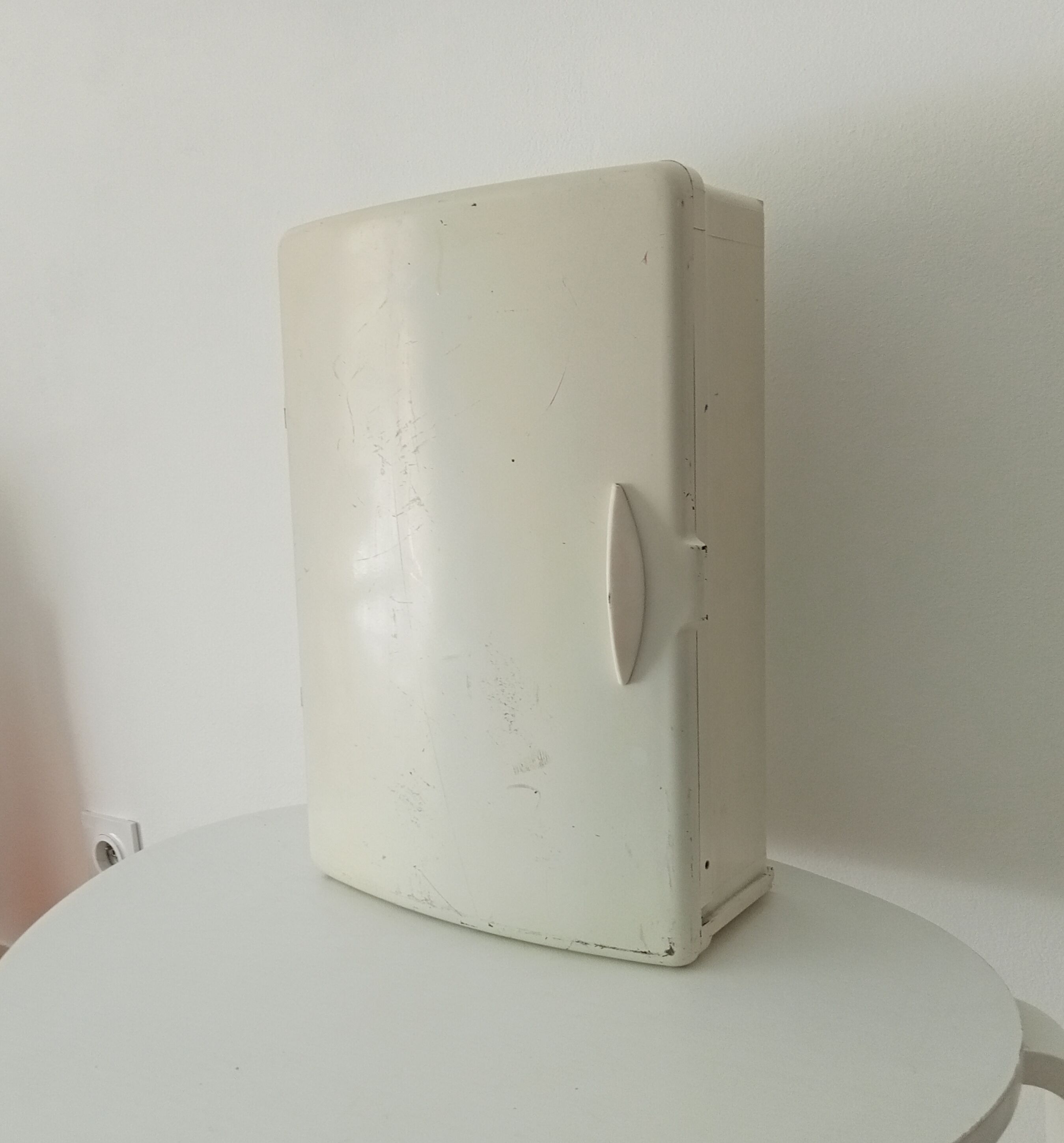 Vintage medicine cabinet in bakelite 70s