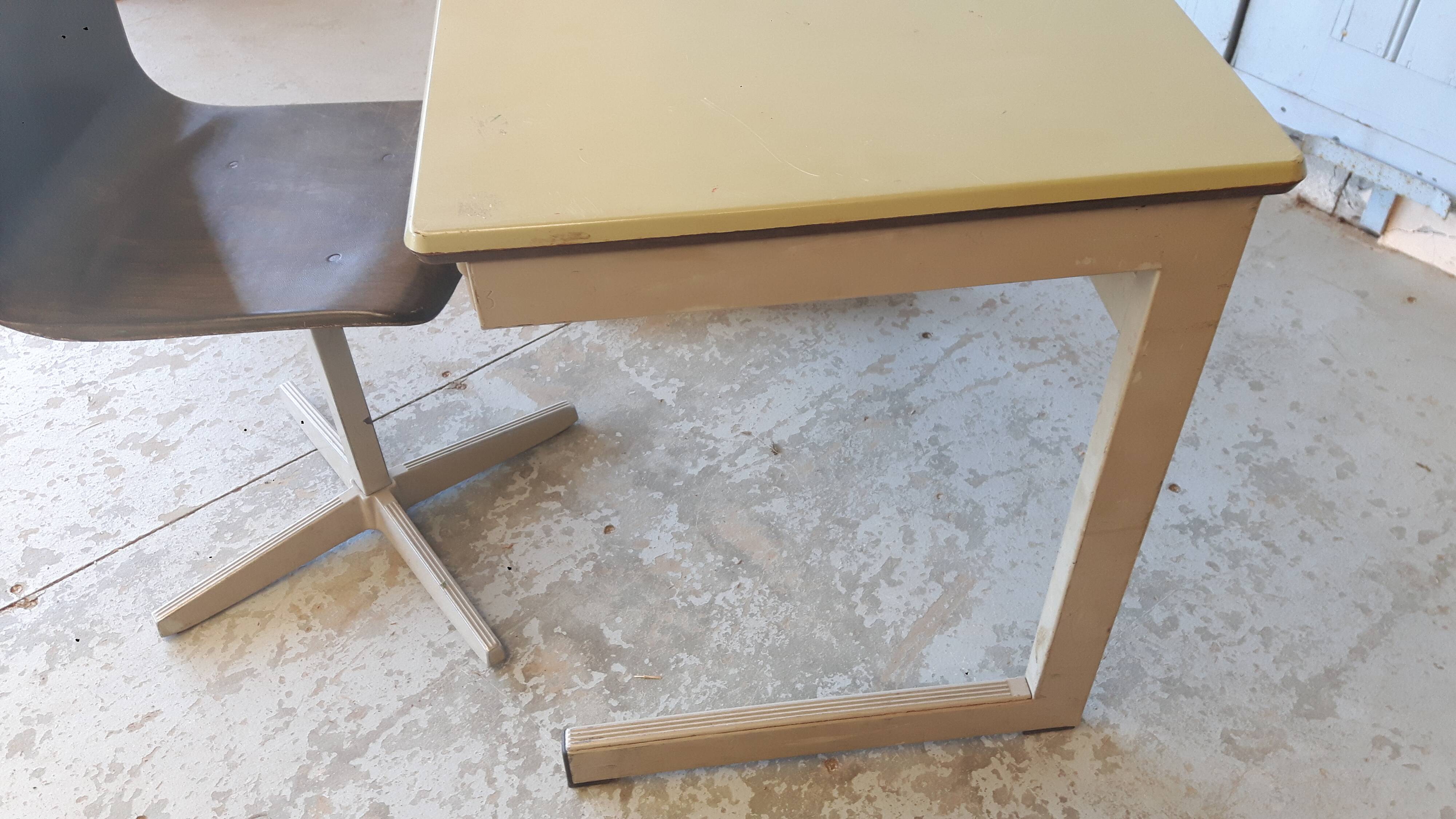 Desk and chair child Thur op Holland