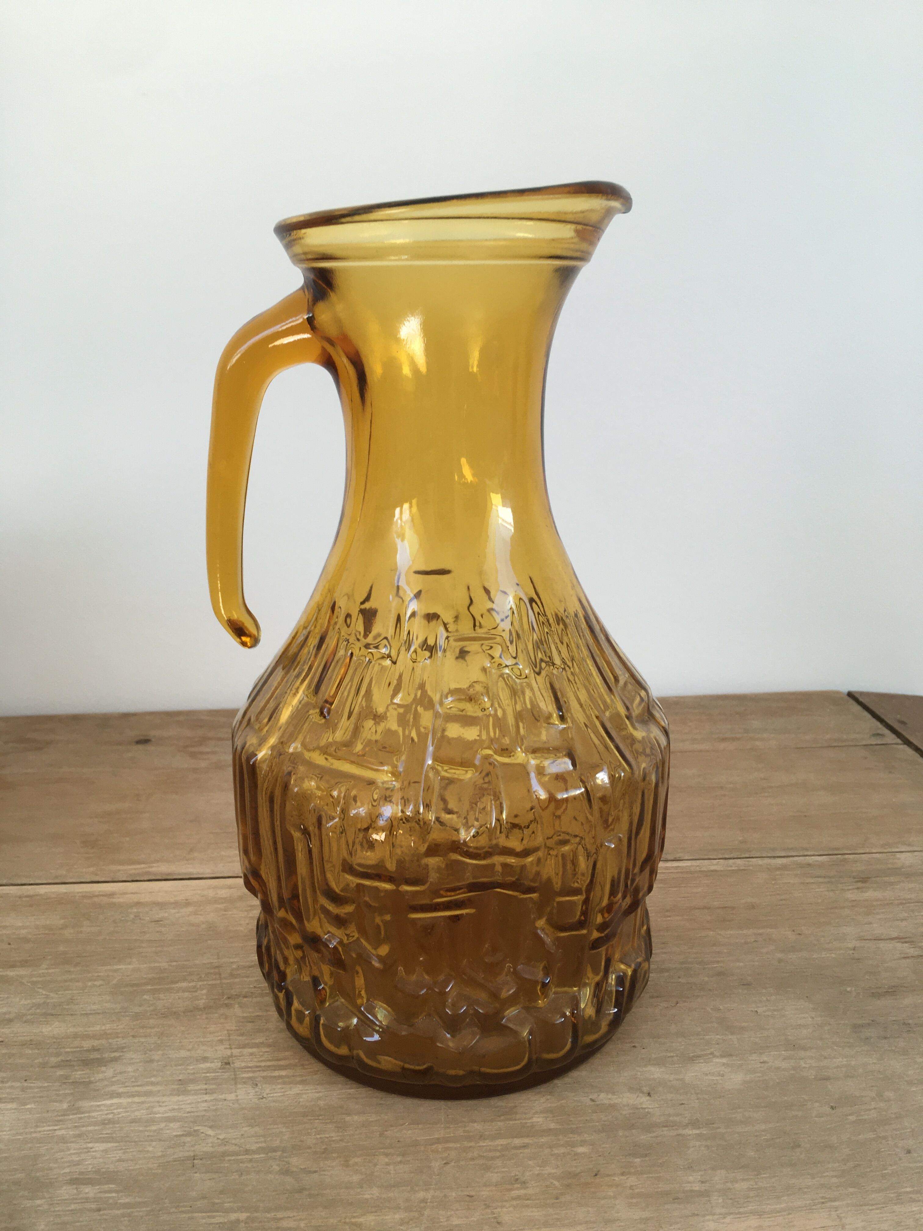 Carafe en verre ambré