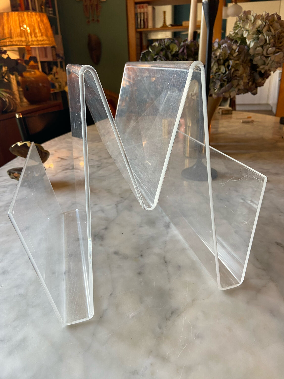 Magazine holder in altuglas 70s