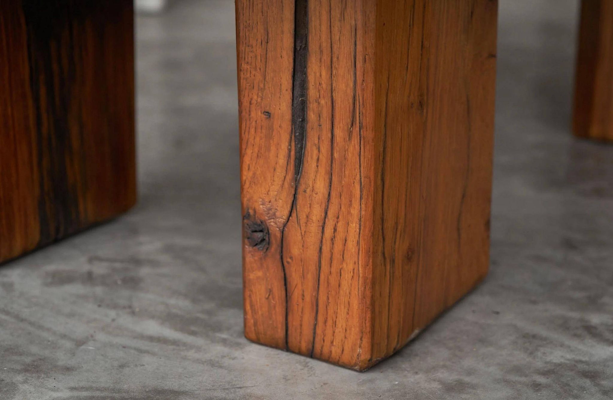 Table basse brutaliste en chêne massif - années 20