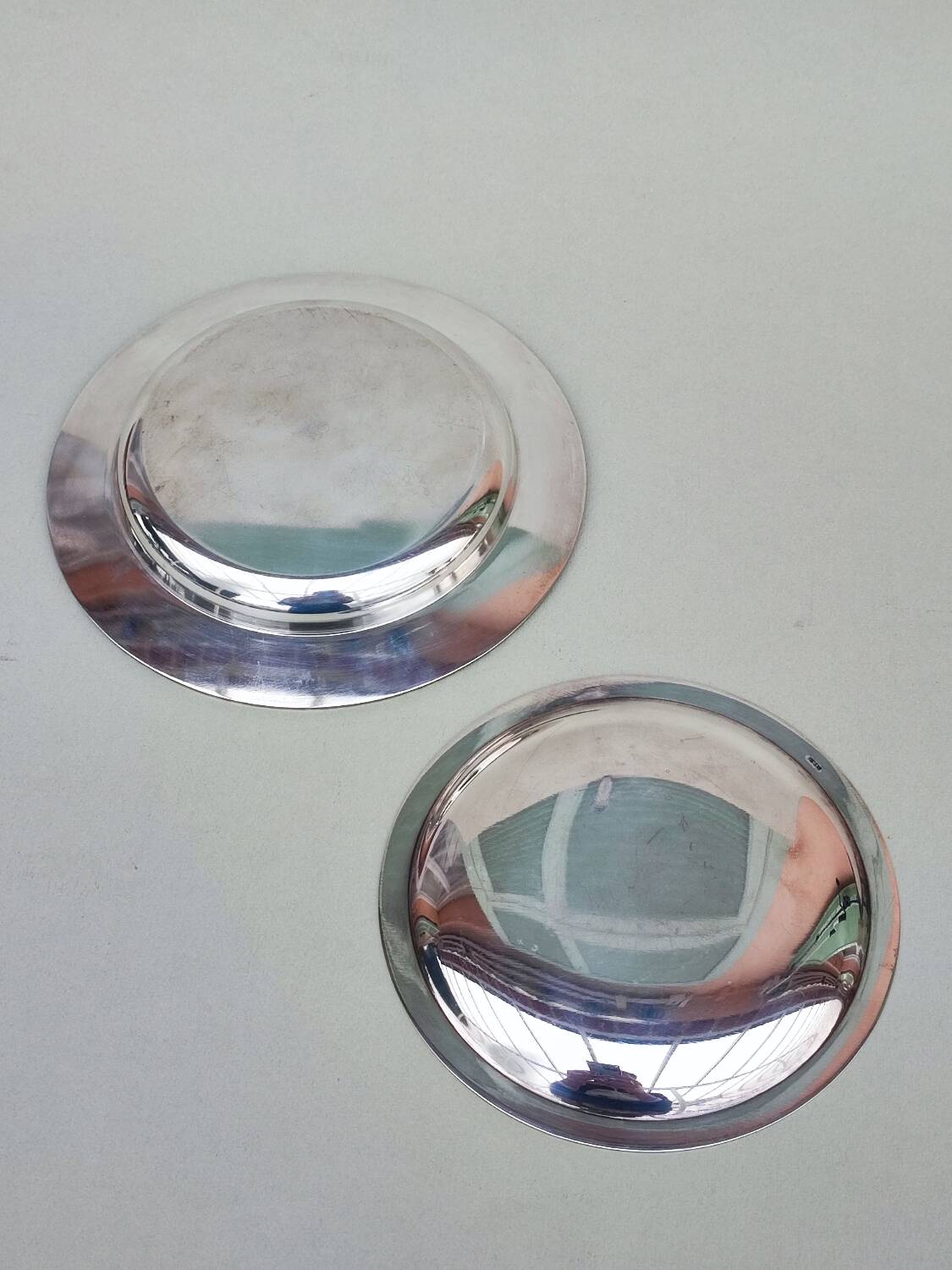 Trois sous-verres en métal argenté