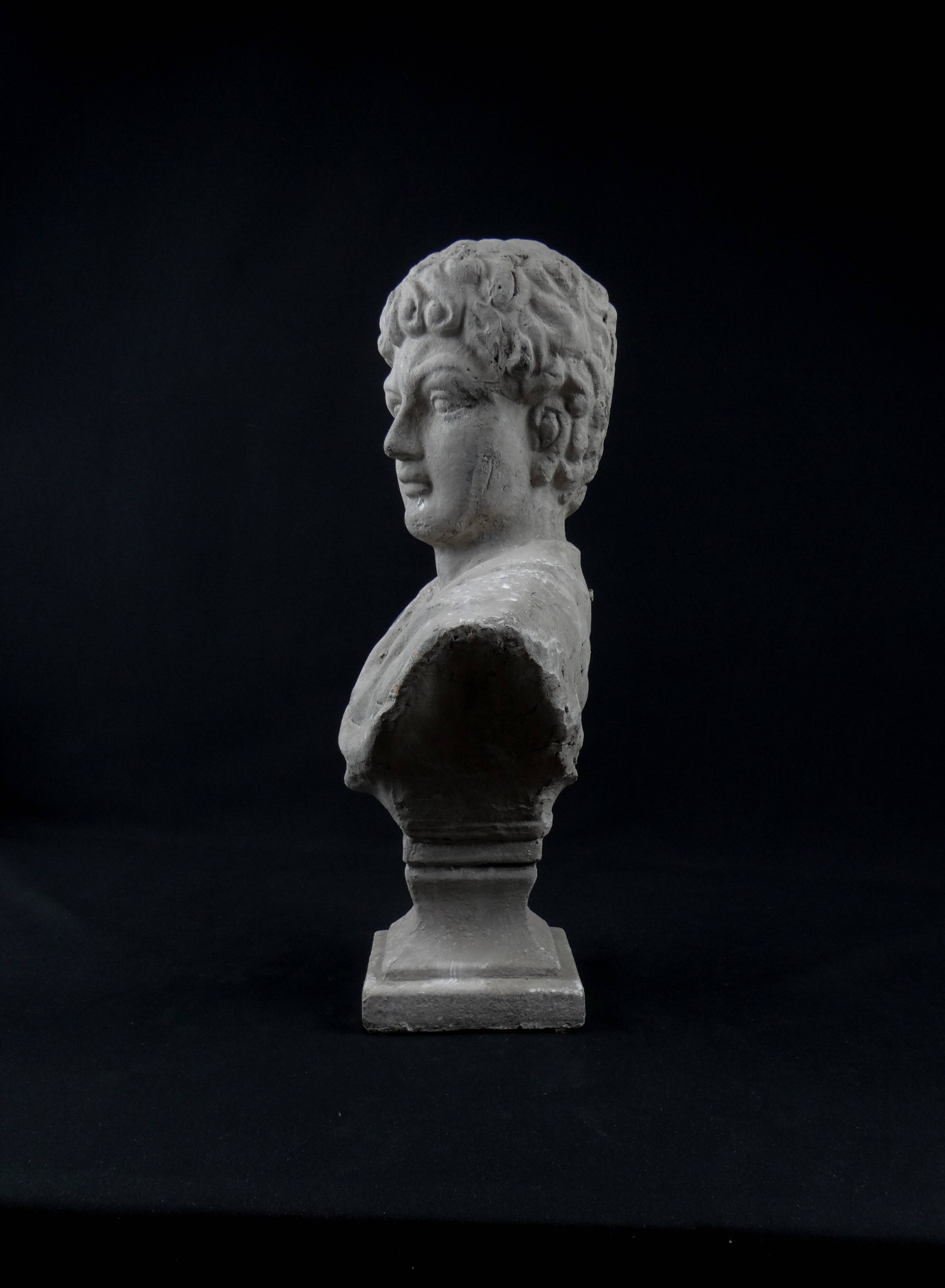 Buste de Marc-Aurèle César adolescent en terre cuite patine grise XXème