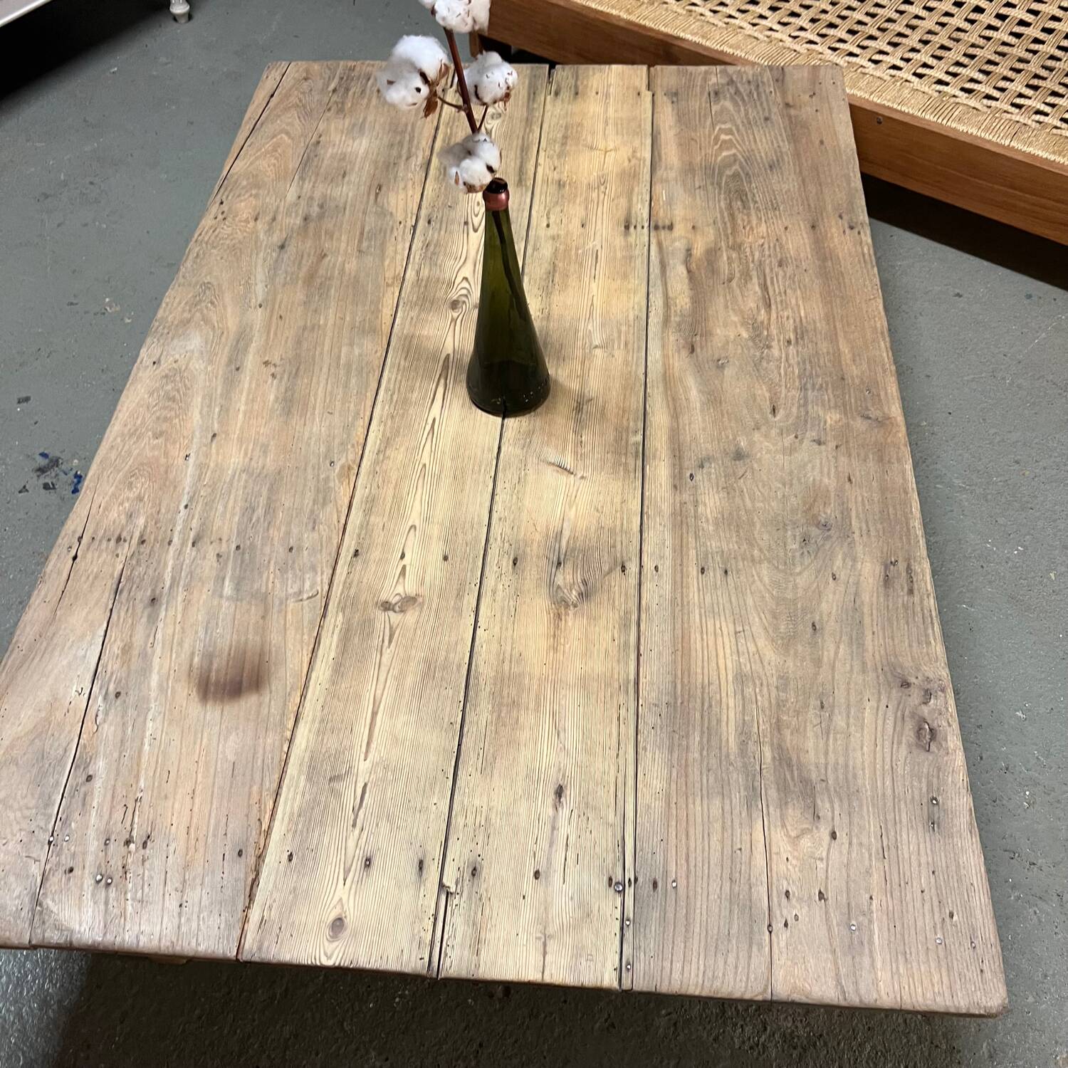 Table basse de ferme rustique brutaliste