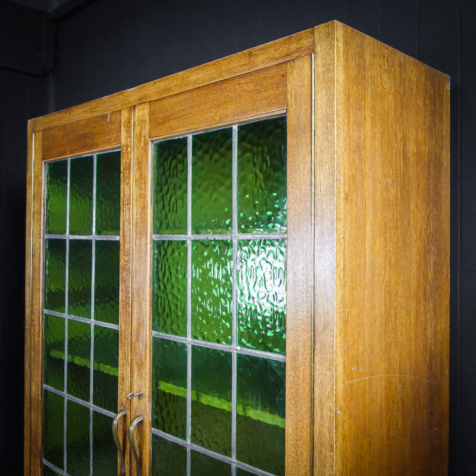 Bibliothèque antique avec portes en verre souillé Brun / Vert - années 1920